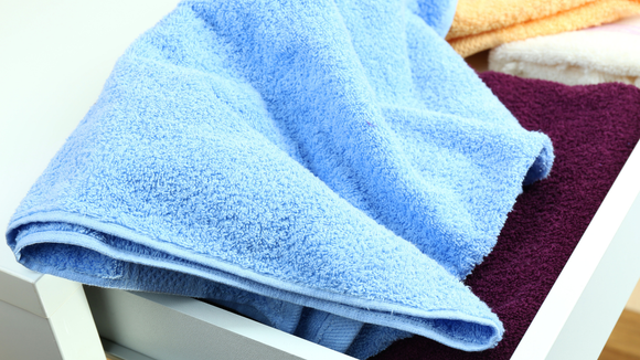 O TudoGostoso explica como fazer o truque simples com uma toalha seca. (Créditos: Canva)