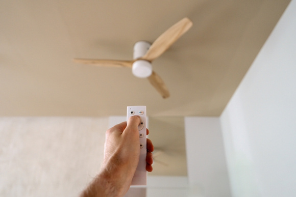 É fácil de instalar e zero barulho: ventilador de teto com controle por 30% OFF