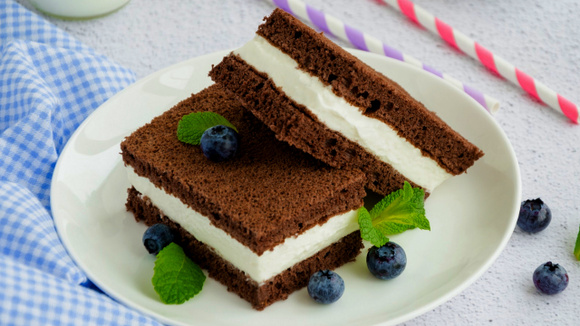 Sanduíche de bolo de chocolate com recheio cremoso é uma sobremesa diferente que as crianças vão amar