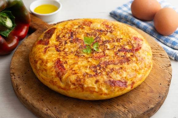 As vovós concordam:  "A omelete de batata fica melhor se você colocar sal nas batatas antes de fritá-las e depois adicionar um pouco mais ao ovo batido"