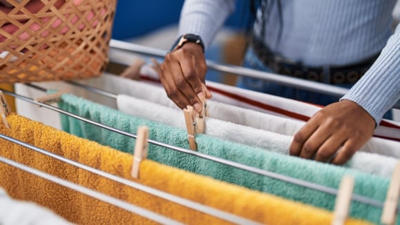 Varal de chão com 3 andares é ideal para quem precisa secar muita roupa, mas tem pouco espaço — e está com 39% de desconto