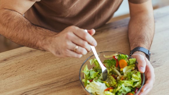 Jessie Inchauspé, bioquímica: "Quando comemos vegetais no início de uma refeição, algo incrível acontece em nosso estômago e intestinos graças às fibras."