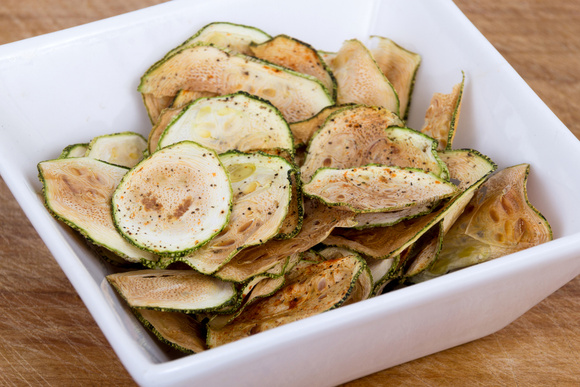 Chips de abobrinha no forno é o petisco que você precisa ter em casa! Confira a receita DELICIOSA