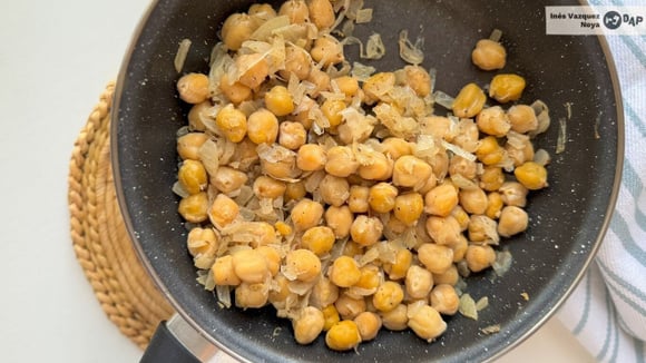 Grão-de-bico acebolado: receita fácil, saudável e vegana, ideal para um jantar rápido