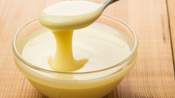 O leite condensado caseiro leva só três ingredientes (Créditos: TudoGostoso)