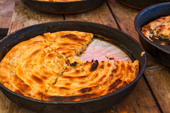 Torta de legumes de frigideira com massa leve: a receita prática para aproveitar as sobras da geladeira