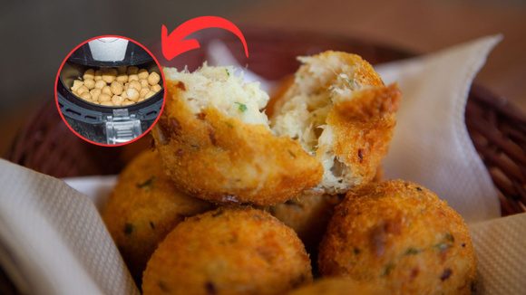 Quem tem air fryer precisa fazer esse bolinho de bacalhau simples, o melhor petisco para as festas