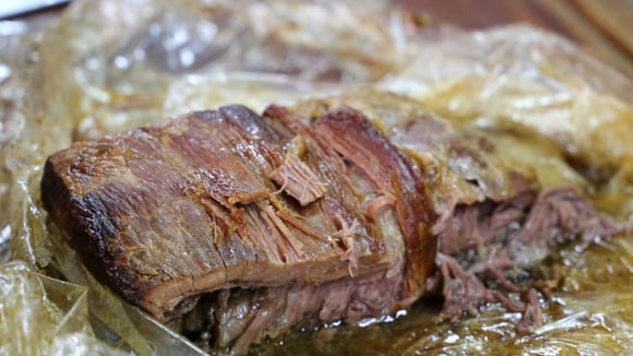 Veja como preparar uma carne na panela de pressão sem usar água (Créditos: Shutterstock)