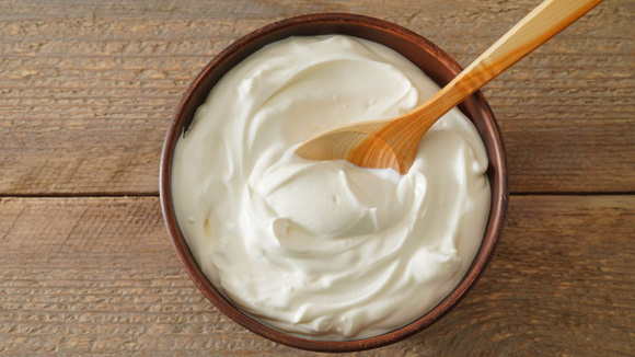 Geralmente, o iogurte pode substituir o leite na mesma quantidade indicada na receita (Créditos: Shutterstock)