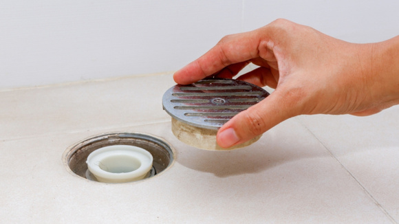 Há 4 anos sofro com cheiro de esgoto no banheiro e não sabia que dava para resolver desse jeito simples que aprendi com um faz-tudo