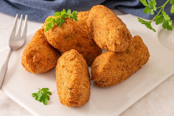 Essa receita de bolinho de bacalhau tradicional é o petisco perfeito para fazer em casa e compartilhar com os amigos