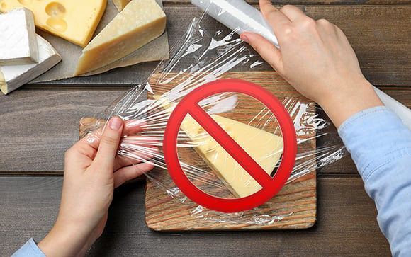 Nem papel-alumínio, nem plástico-filme: o que usar para embrulhar o queijo e evitar que ele resseque? Com esse armazenamento ele vai durar mais!