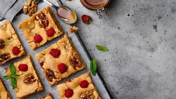 "Esse é o blondie, irmão do brownie": como fazer um bolo cremoso de baunilha, chocolate e morango SEM FARINHA e com muito sabor