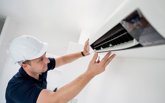 Um especialista revela o tipo de sujeira em um ar-condicionado que deixa a conta de luz mais cara: assim ele precisa de mais energia do que o normal para resfriar