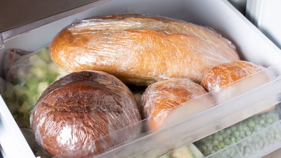 Saiba como congelar pão do jeito certo para preservar a textura e o sabor da massa (Créditos: Shutterstock)