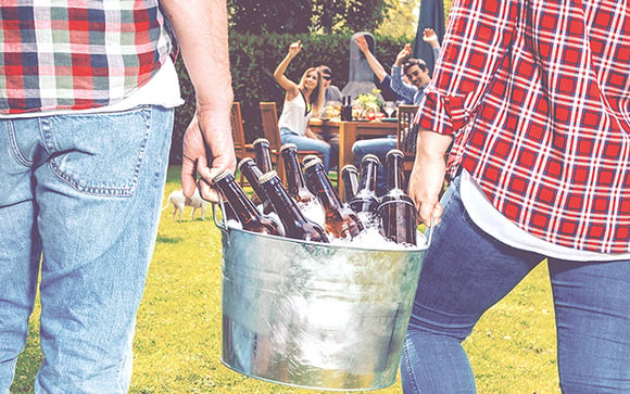 Como gelar a cerveja em menos de 15 minutos: 2 truques simples vão te ajudar a resfriar a bebida bem rapidinho