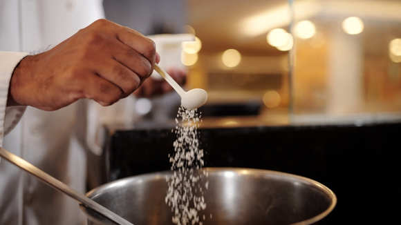 Por que algumas receitas pedem para colocar o sal só no final? TudoGostoso explica como a ordem dos temperos faz diferença no sabor do seu prato