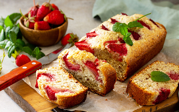 Bolo de morango saudável e feito no liquidificador: sem farinha, sem açúcar e fica pronto em minutos!