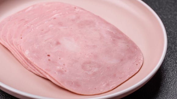 O presunto deve ser mantido refrigerado e bem armazenado para durar mais e não ter alterações na textura (Créditos: Shutterstock)