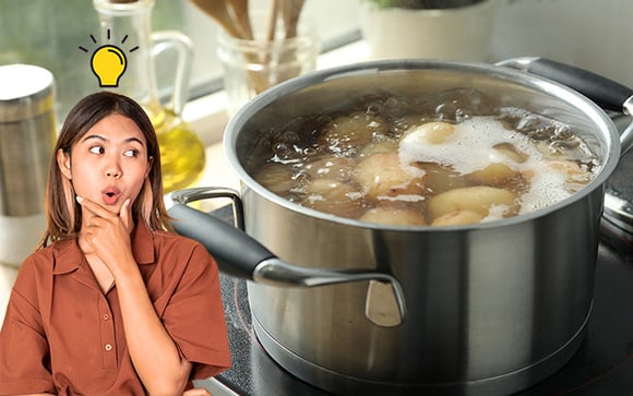 Não escorra a água de cozimento da batata na pia: isso é o que você deve fazer com esse líquido que vale ouro