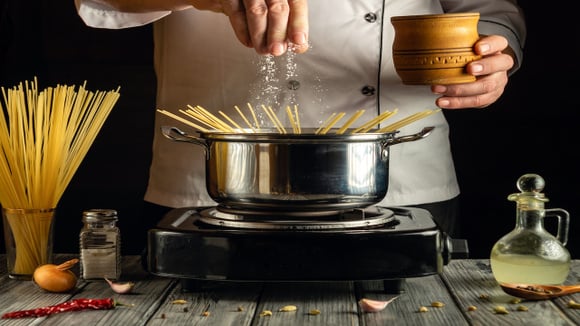 Chef italiano revela: o segredo para o macarrão não grudar nunca mais é adicionar esse ingrediente na água fervente