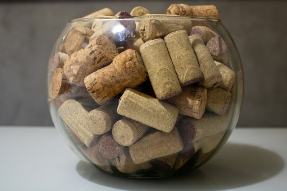 Se a sua mãe não te ensinou, eu te ensino: truque da rolha de vinho ajuda a acabar com o mau cheiro dentro da geladeira