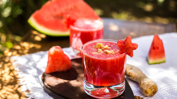 Suco de melancia com gengibre docinho decorado com a especiaria ralada e fruta cortada em formato de estrela (Créditos: Shutterstock)
