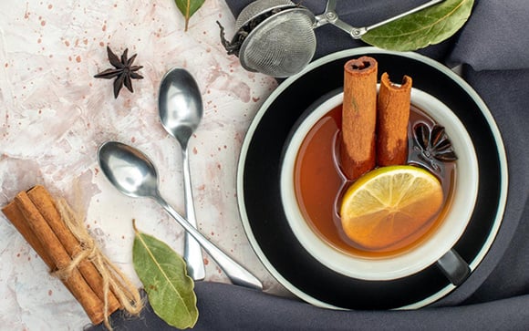Dois em um: combine essas duas iguarias muito usadas na cozinha e transforme seu chá em uma superbebida