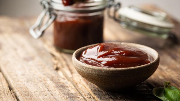 O molho barbecue caseiro dá um toque marcante nas receitas de Dia dos Pais (Créditos: TudoGostoso)