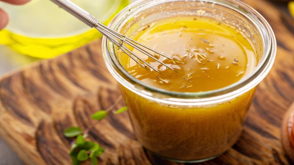 Adeus molho pronto: esse vinagrete de limão fácil e rápido de fazer transforma frango, saladas e legumes em pratos incríveis