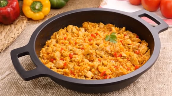 Esse frango com arroz caseiro é um clássico que nunca falha no almoço de domingo: grãos soltinhos e frango suculento impregnado com todos os aromas do refogado mexicano