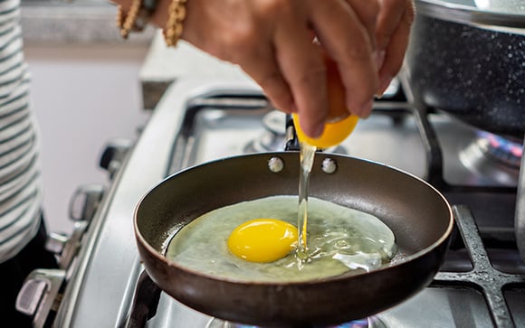 Pare de fritar ovos em azeite ou manteiga, pois um ingrediente simples, segundo o chef, os torna mais saborosos