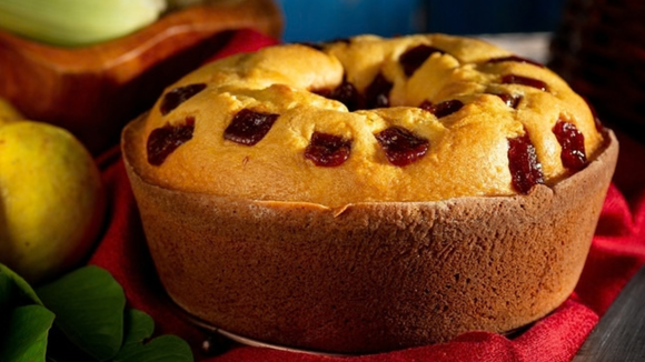 Encontrei no TudoGostoso a receita de bolo com pedaços de goiabada perfeita para o café da tarde e agora faço sempre
