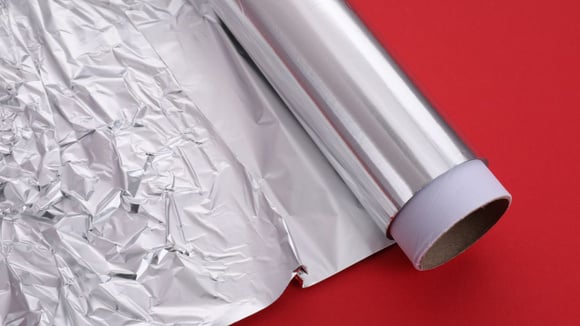 Por que tantas pessoas envolvem o braço com papel-alumínio à noite? A resposta vai te surpreender!