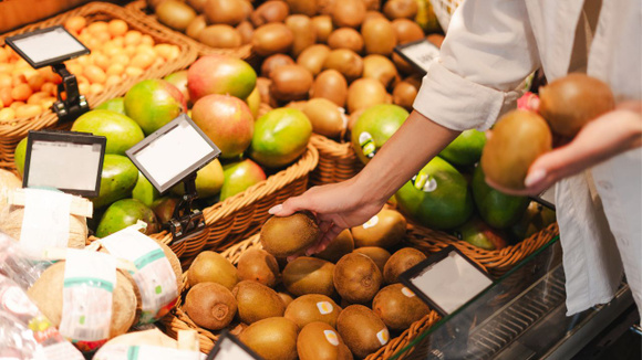 2 frutas que uma nutricionista escolhe para sua lista de compras e a segunda reduz o inchaço