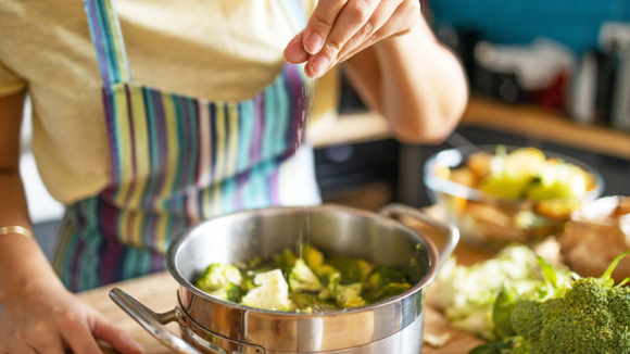 Errou a mão no sal? TudoGostoso ensina como salvar a comida salgada e equilibrar o sabor em poucos minutos