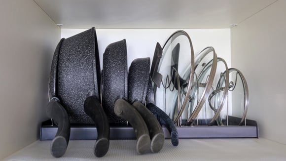 Mudar a organização das panelas e utensílios é uma maneira de evitar essa prática (Créditos: Shutterstock)