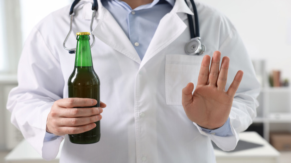 Os médicos concordam: "Quando você bebe álcool, os neurônios atrofiam e você perde a capacidade de criar novas memórias."