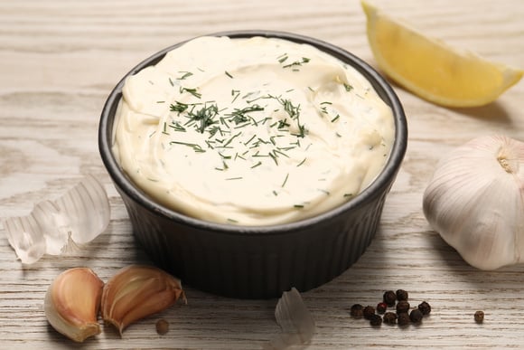 Como fazer uma maionese de alho perfeita: aprendi 5 truques com um chef e realmente alcança o ponto extremamente rápido