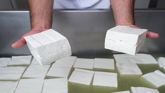 Os gregos têm um método muito simples para conservar queijo depois de aberto