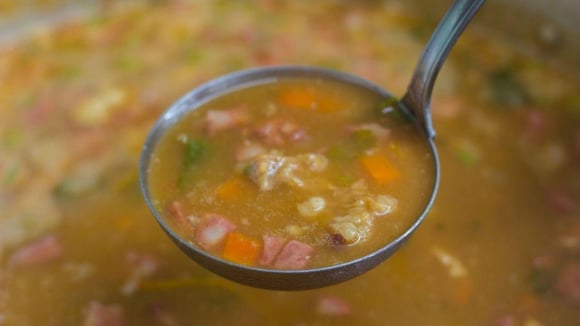 Adeus caldo de ossos: caldo queridinho dos brasileiros é rico em colágeno, anti-inflamatório e perfeito para o inverno