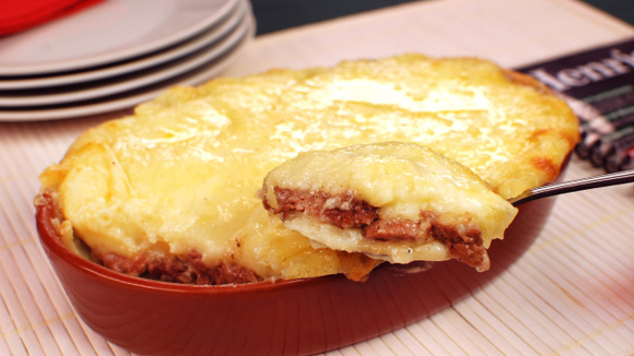 Tem linguiça toscana, batata e queijo em casa? Então vem aprender a fazer essa receita deliciosa na travessa (fácil e rápido)