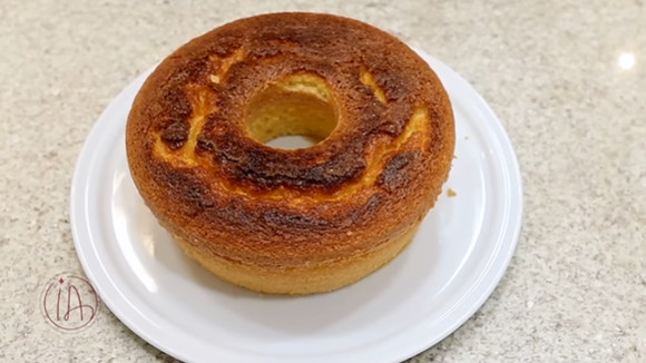 Passo a passo da receita de bolo de limão sem glúten e sem farinha. (créditos: Reprodução/Youtube Isamara Amâncio)