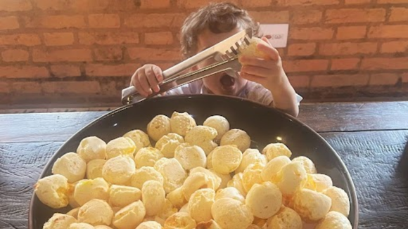 Agora meus filhos só comem pão de queijo assim, aprendi receita de café da manhã de hotel luxuoso