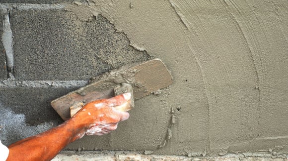 Concreto misturado com detergente para pequenos reparos: entenda para que serve (Créditos: Canva)