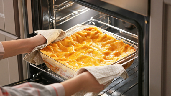 Não é só a temperatura que importa: chef revela como a posição da assadeira no forno pode fazer diferença no resultado das receitas