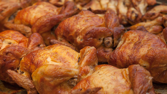 Deixe a ave descansar por 10 minutos após sair do forno. (Créditos: Canva)