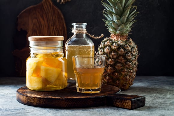 Nem laxante, nem lavagem intestinal: tepache de abacaxi é a bebida barata que acaba com intestino preso e gases, aprenda receita simples e probiótica