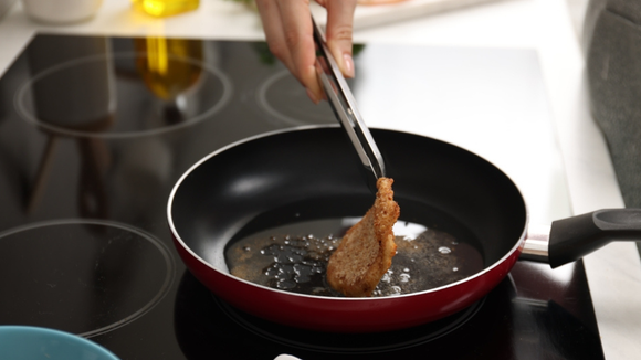 Nada de ficar virando a carne o tempo todo. (Créditos: Shutterstock)