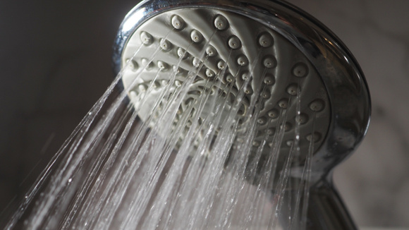 Nem bicarbonato de sódio nem vinagre: a maneira ideal de remover o calcário concentrado no chuveiro e evitar a redução da pressão da água
